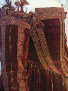 Figure 4 Detail of sleeves attached with ribbons. Petticoat with sleeves, c. 1560, Pisa, Museo di Palazzo Reale.